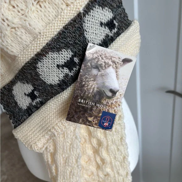 NWT! British Wool Sheep/Lamb scarf. 100% Wool Scarf. Cream - Picture 3 of 8